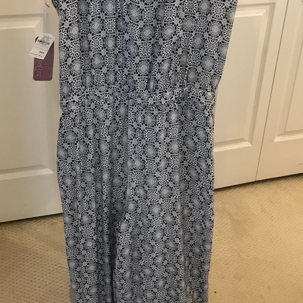 Very Cute Medallion Print Jumpsuit - NWT - Picture 7 of 7